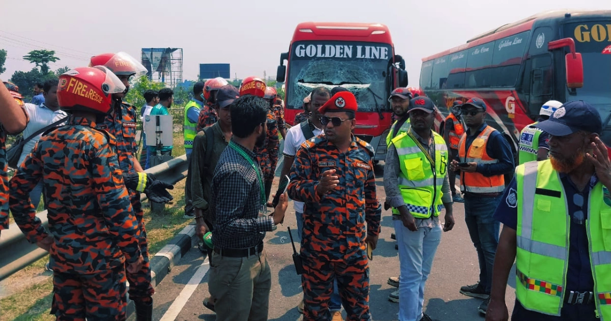 5, including 4 of a family, killed as bus hits ambulance in Dhaka-Mawa expressway